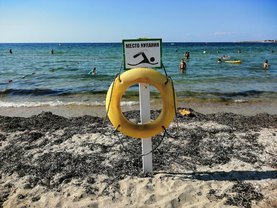 При купании в море нужно быть очень острожным.