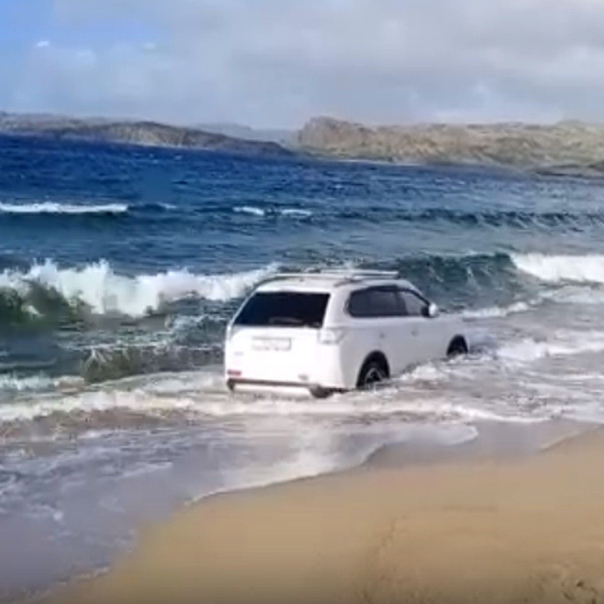 Жители Хабаровска утопили Mitsubishi в Териберке - KP.RU