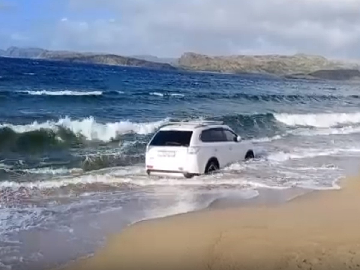 Жители Хабаровска утопили Mitsubishi в Териберке - KP.RU