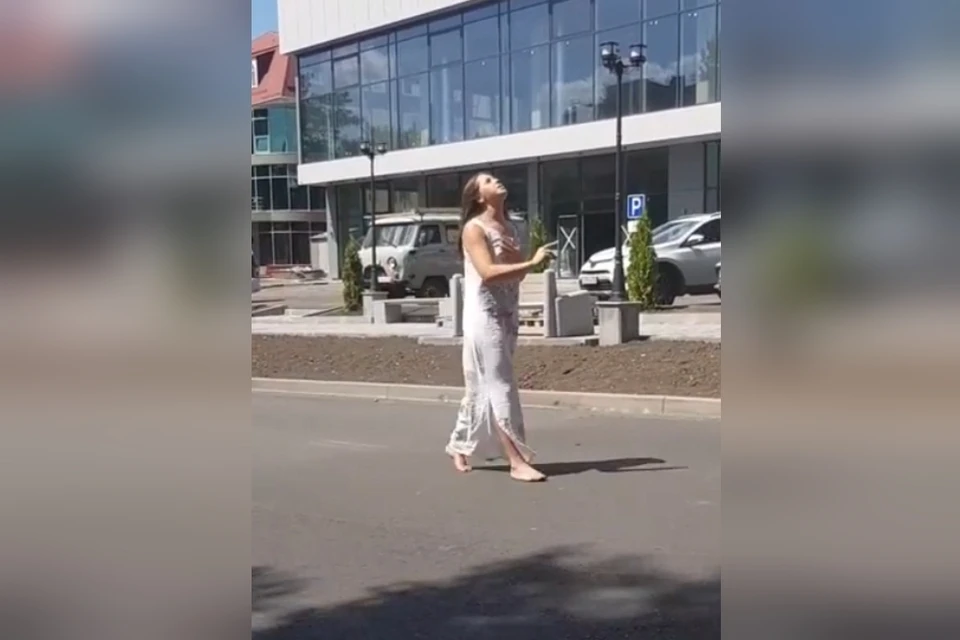 Босая девушка белом платье шла по проезжей части и крестила улицы Пятигорска. Фото: кадр видео