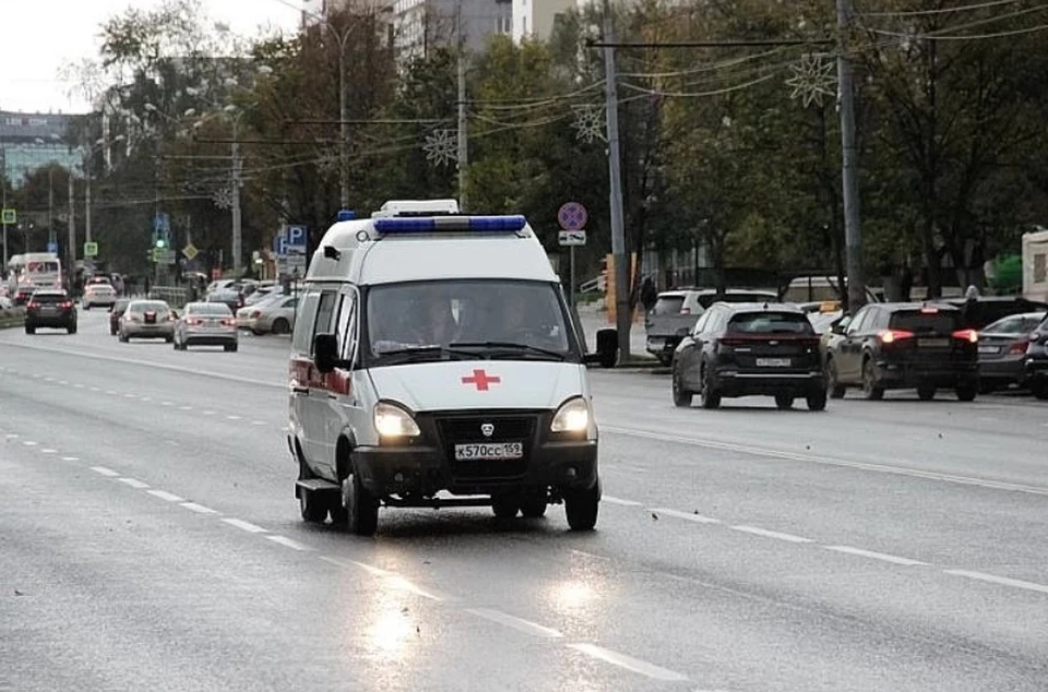 различными травмами молодого человека увезли в травмпункт Городской клинической больницы №6