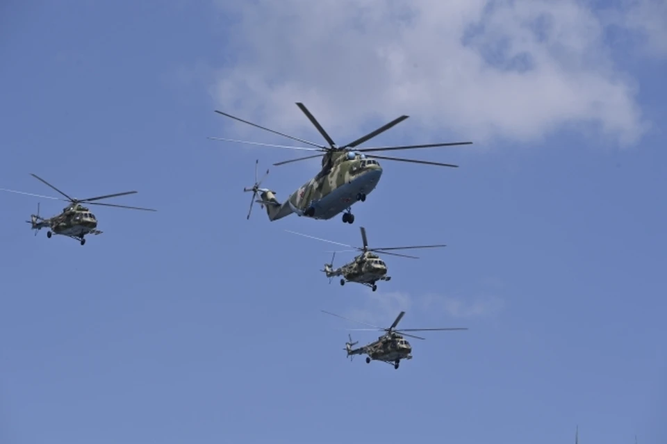 Около десятка боевых вертолетов пролетели в небе над Омском.