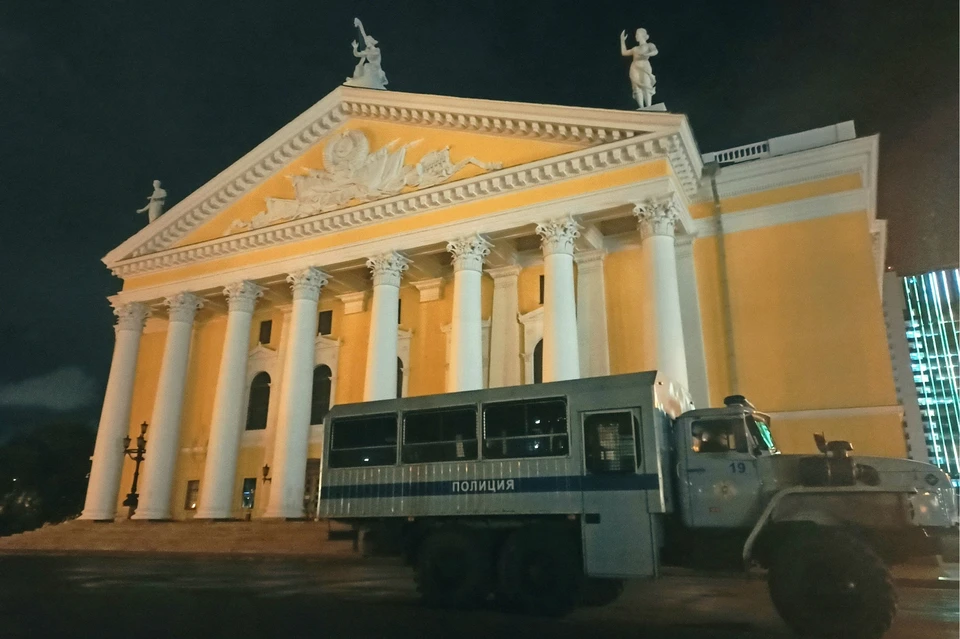На фоне театра оперы и балета автозак смотрелся эпично
