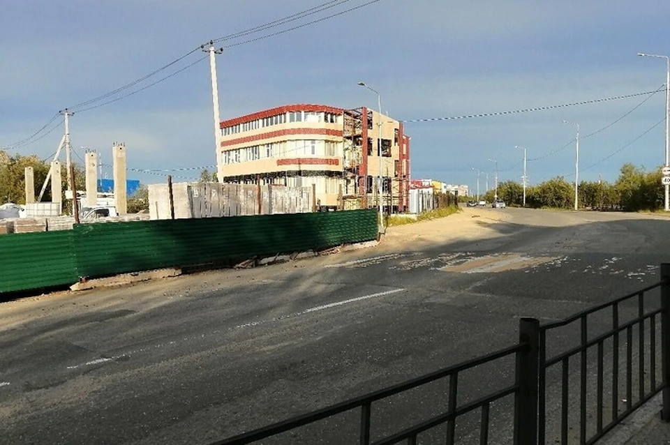 В Салехарде оштрафовали подрядчика за забор возле стройки Фото: Администрация Салехарда