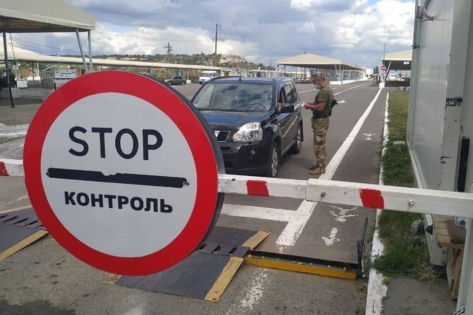 На КПВВ машин и людей мало, вот и досматривают особенно тщательно. Фото: ГПСУ