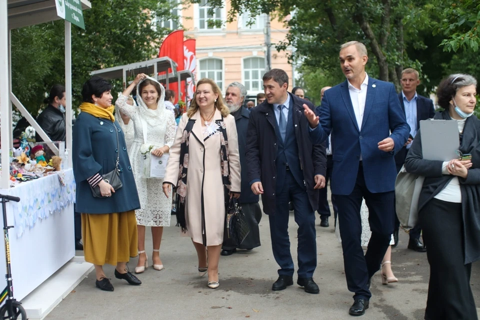 В Перми открылась благотворительная ярмарка «Белый цветок».