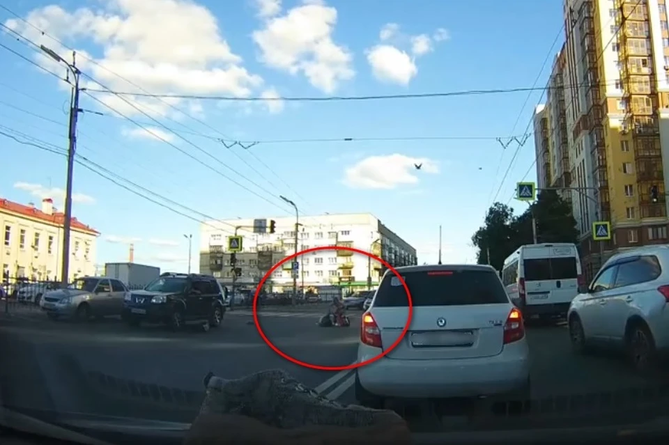 Появилось жуткое видео, как у вокзала Рязань-1 автомобиль сбивает девушку.