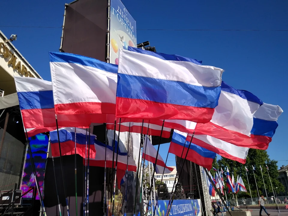 Глава Крыма поздравил жителей региона с Днем флага России.