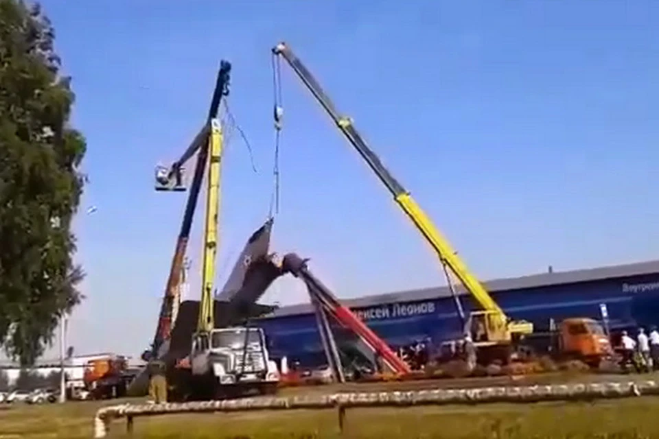 Строители уронили самолет в кемеровском аэропорту. ФОТО: кадр видео t.me/ogorod42