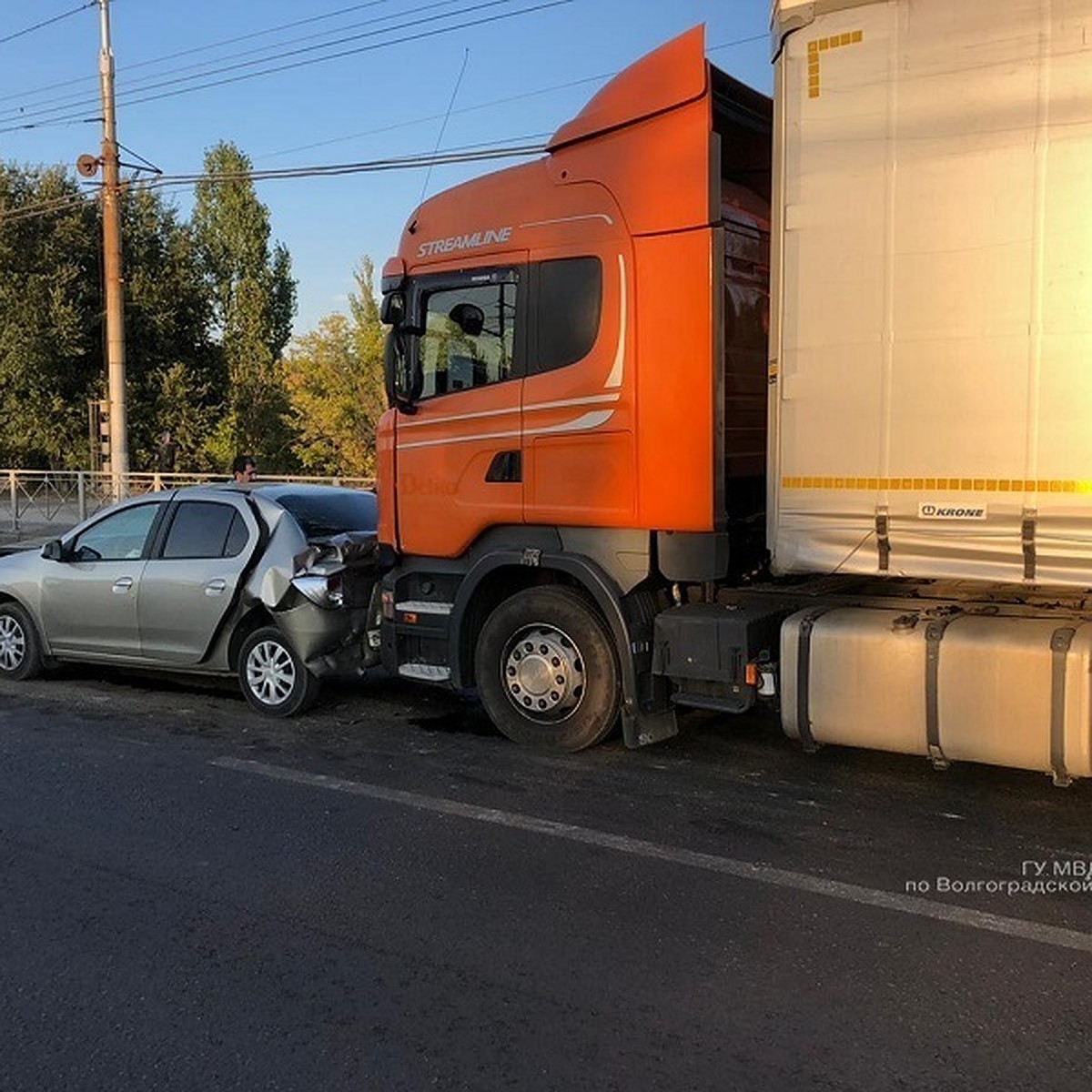 Два ребенка и двое взрослых пострадали в массовом ДТП с фурой в Волгограде  - KP.RU