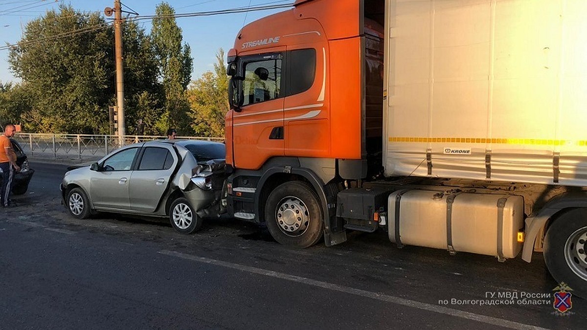 Два ребенка и двое взрослых пострадали в массовом ДТП с фурой в Волгограде  - KP.RU