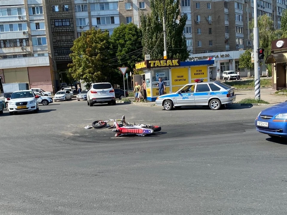 Мотоциклист попал в аварию на Усть-Курдюмской. Фото соцсетей