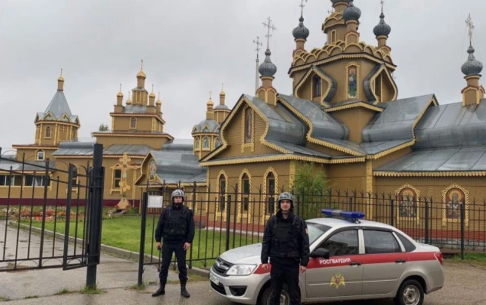 Приехавшие на место сотрудники вневедомственной охраны составили ориентировку на подозреваемую, основываясь на записях камер видеонаблюдения. Фото Росгвардии Коми.