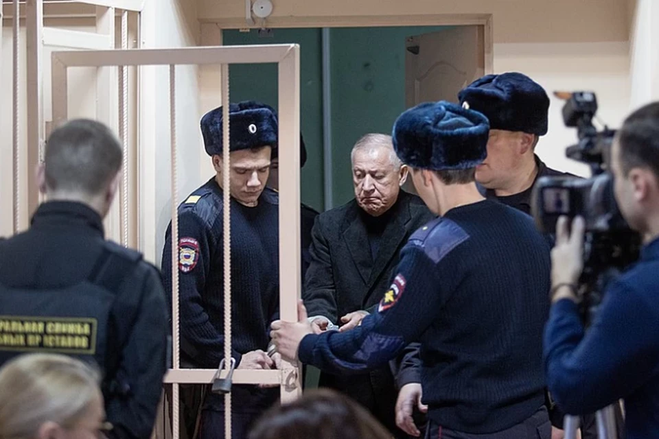 На имущество бывшего градоначальника наложили арест. Сам Евгений Тефтелев под домашним арестом.