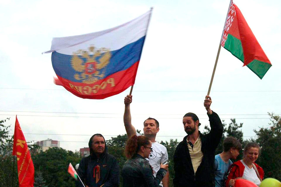Тех, кто выходит под красно-зеленым государственным флагом Белоруссии, за союз с Россией – подавляющее большинство