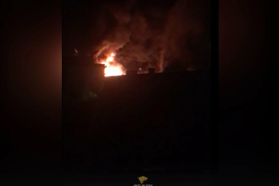 Столб дыма виден издалека. Фото: скриншот из видео.