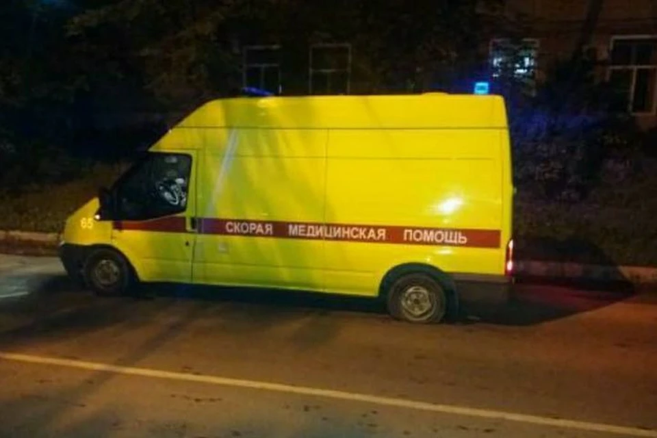 Скорая провалилась в яму, повредив колесо.