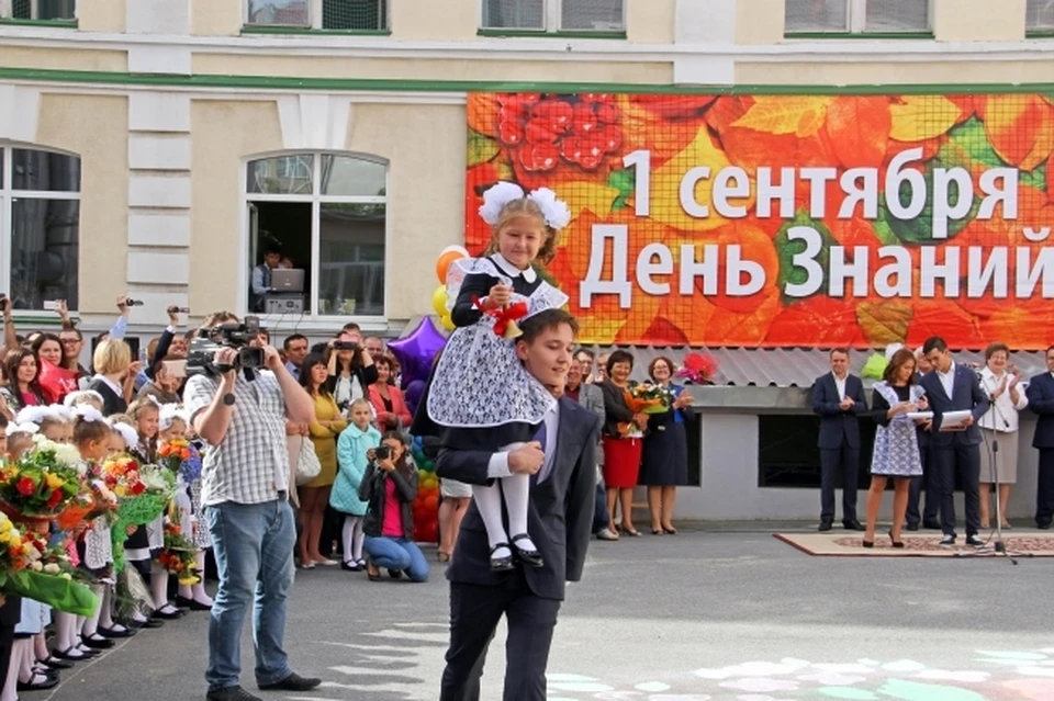 1 сентября школьный звонок впервые прозвенел для 15 тысяч первоклассников