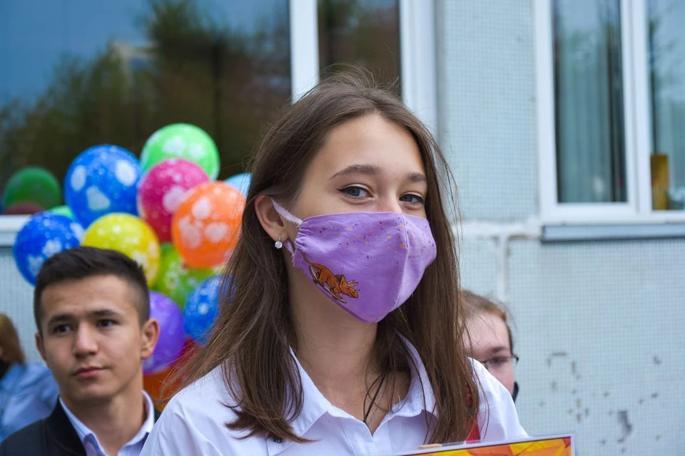 Из-за коронавируса школьники носят маски.
