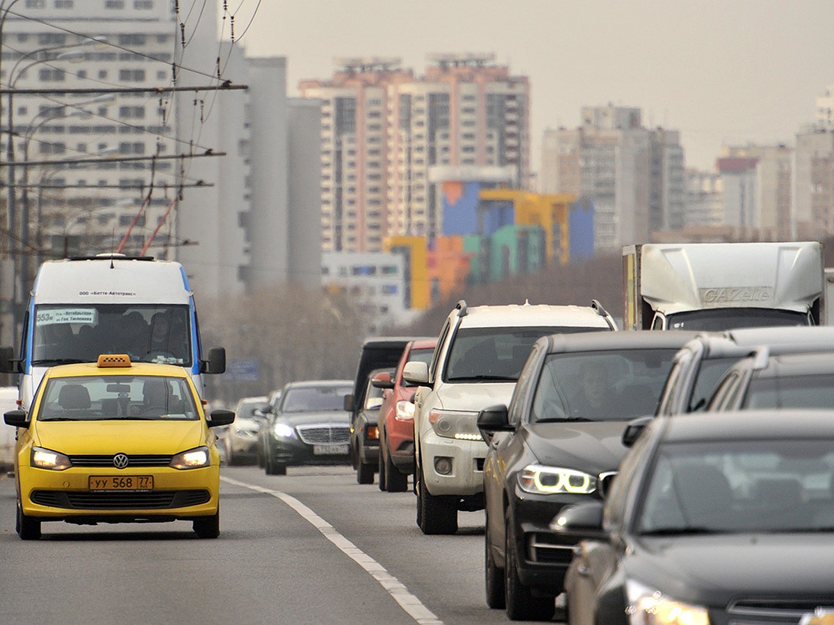 На 82 улицах в Москве выделенки закроют для личных авто и в выходные - KP.RU