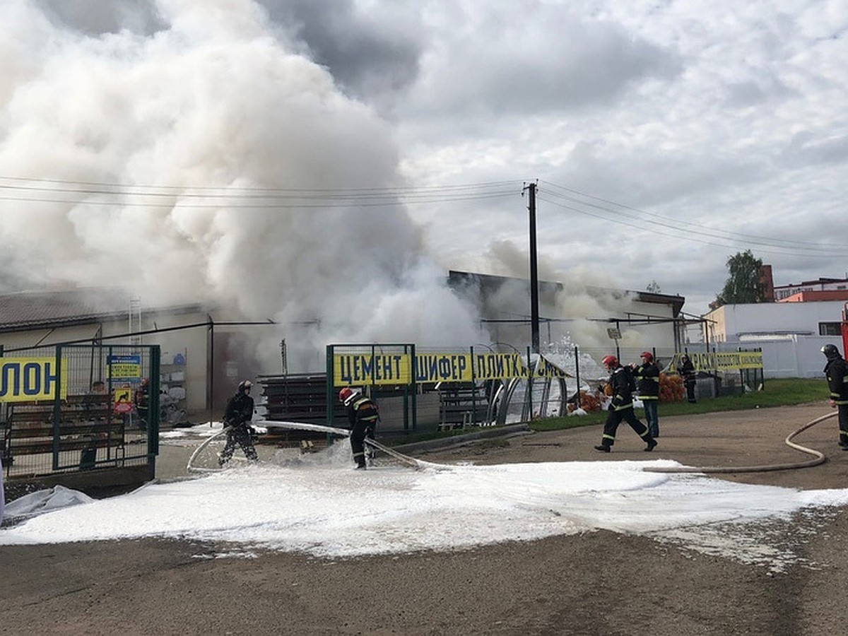 В Орше снова пожар. В этот раз горит магазин стройматериалов рядом с  заводом «Савушкин» - KP.RU