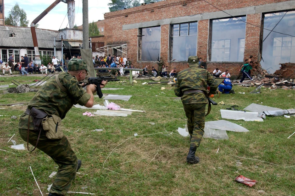 Спецназовцы во время штурма школы №1 города Беслана, где террористами удерживаются 1128 детей и взрослых.