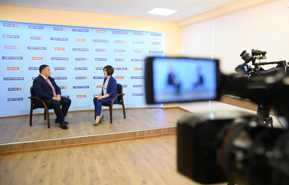 В прямом эфире губернатор Игорь Руденя дал пояснения по тому, как будет организован учебный процесс в школах. Фото: ПТО