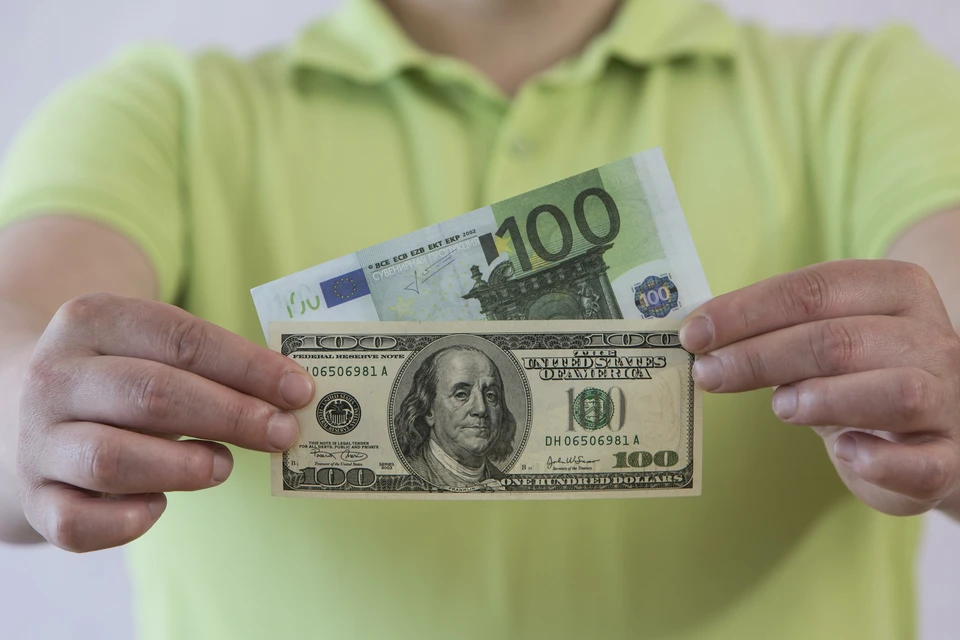Курс евро снизился до 88,99 рубля