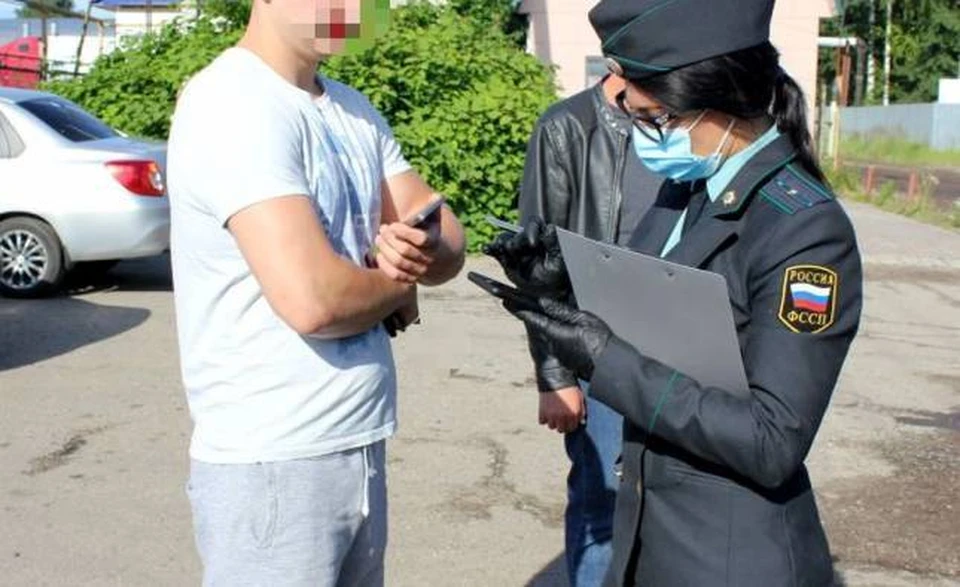 В Смоленской области отец-алиментщик выделил ребенку 100 рублей за пять лет. Фото: УФССП России по Смоленской области.