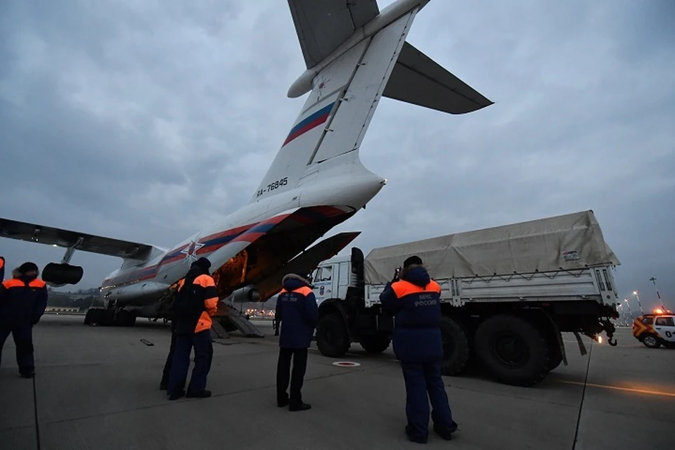 Самолет сбил человека в кольцово. Ил 76 2000 год Астрахань. Самолёт ил76 аэропорт Кольцово. Ил-76 в аэропорту Барнаула.