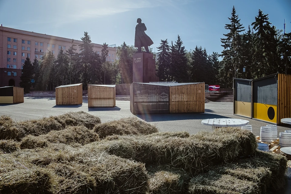 На этой неделе к памятнику Ленину привезли киоски и сено