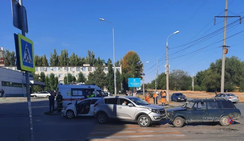 С места аварии в Дзержинском районе. Фото: ГУ МВД России по Волгоградской области.