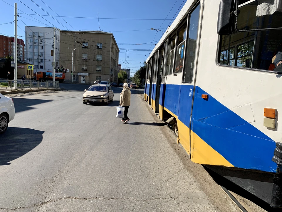 Высадка пассажиров трамвая в Уфе, как правило, происходит посреди проезжей части. А это сюрприз для автомобилистов.