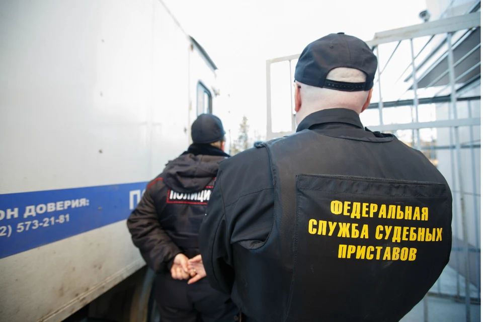Приставы передали обнаруженного вора полиции.