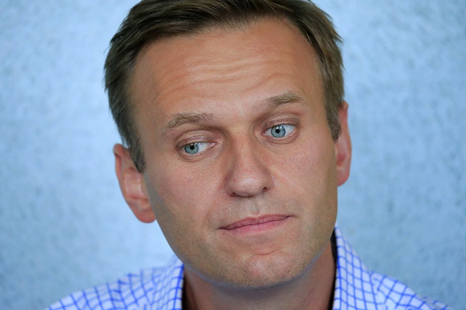 Оппозиционер и блогер Алексей Навальный, находящийся в берлинской клинике "Шарите", остается в коме.