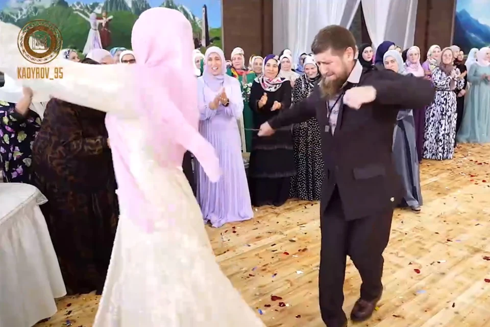 Рамзан Кадыров танцует лезгинку с дочерью. Фото: кадр видео