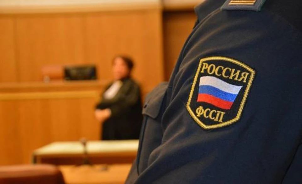 В Тюмени молодой алиментщик приехал в суд с отцом. Фото - УФССП по Тюменской области.