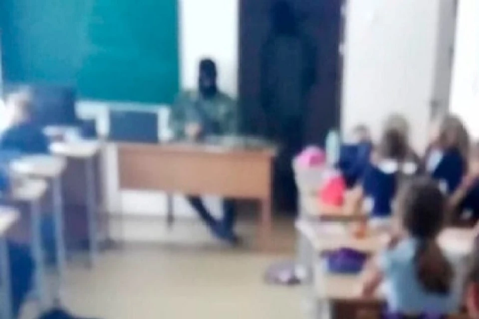 Люди в масках сидели на уроке у пятиклассников. Фото: пере Подслушано Ишим