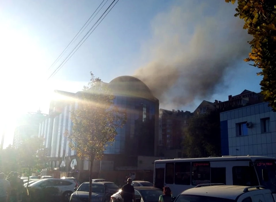 Из под крыши вылит черный дым. Фото: КП-Ростов