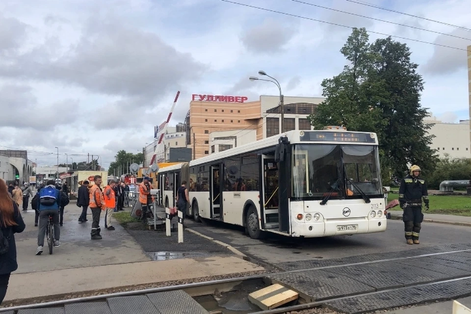 Прокуратура проведет проверку ДТП с автобусом, застрявшем на переезде в Санкт-Петербурге. Фото: vk.com/spb_today