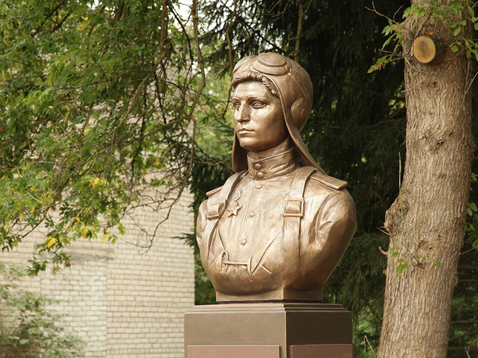 В Туманово открыли бюст героя Великой Отечественной войны Екатерина Будановой. Фото: Андрей Смирнов.