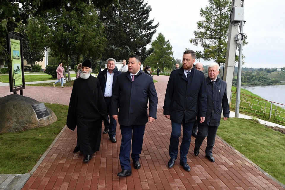 Приехав в Ржев, губернатор первыми делом направился к Обелиску героям Великой Отечественной войны 1941-1945 годов. Фото: ПТО.