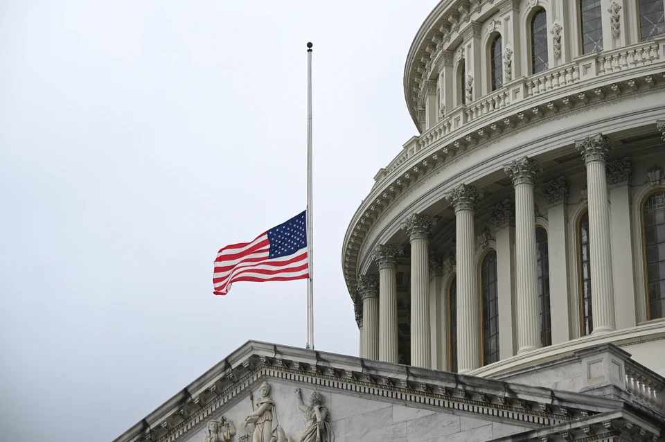 В годовщину самого страшного теракта в истории США флаг над Капитолием приспустили.