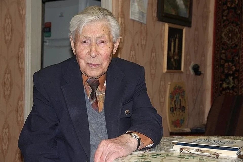 Участник обороны Ленинграда Василий Иванович Безменов родился в 1923 году.