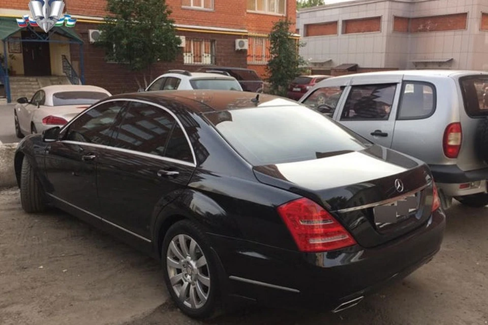 На фото: тот самый автомобиль, из которого доставали подозреваемого