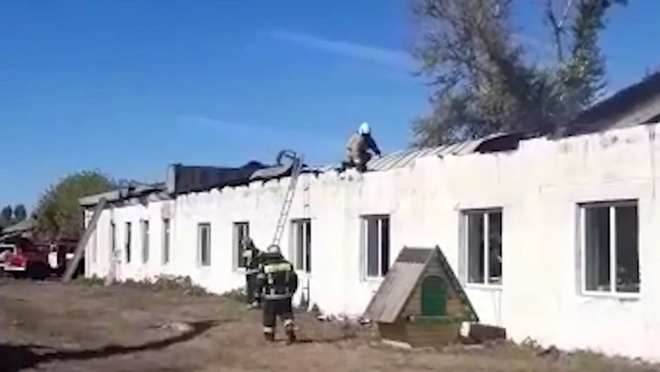 Стены дома культуры от пожара спасти удалось, крышу - нет.