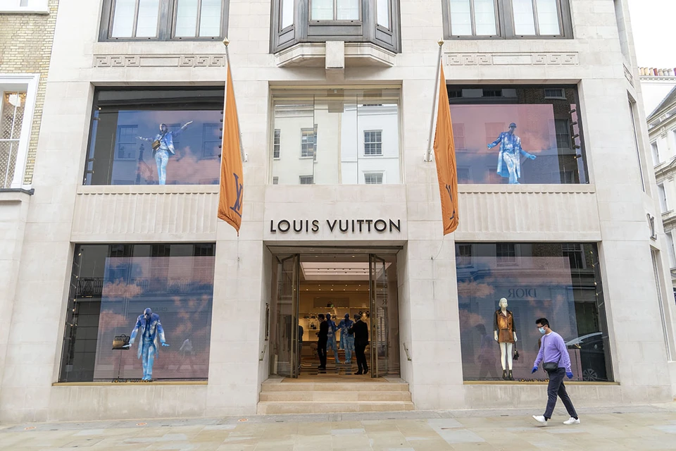 Модный Дом Louis Vuitton предлагает разориться на $961 и приобрести роскошное средство индивидуальной защиты от коронавируса с фирменным принтом LV.