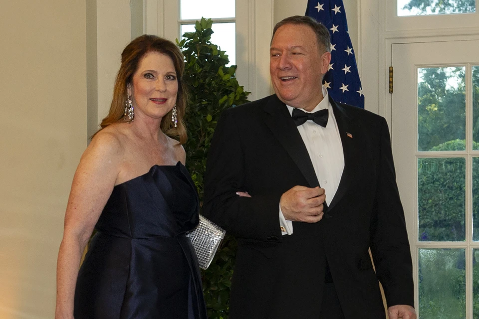 Майка помпео. Susan Pompeo. Сьюзен Помпео Майк. Майк Помпео со своей женой. Майкл Помпео дом жена.