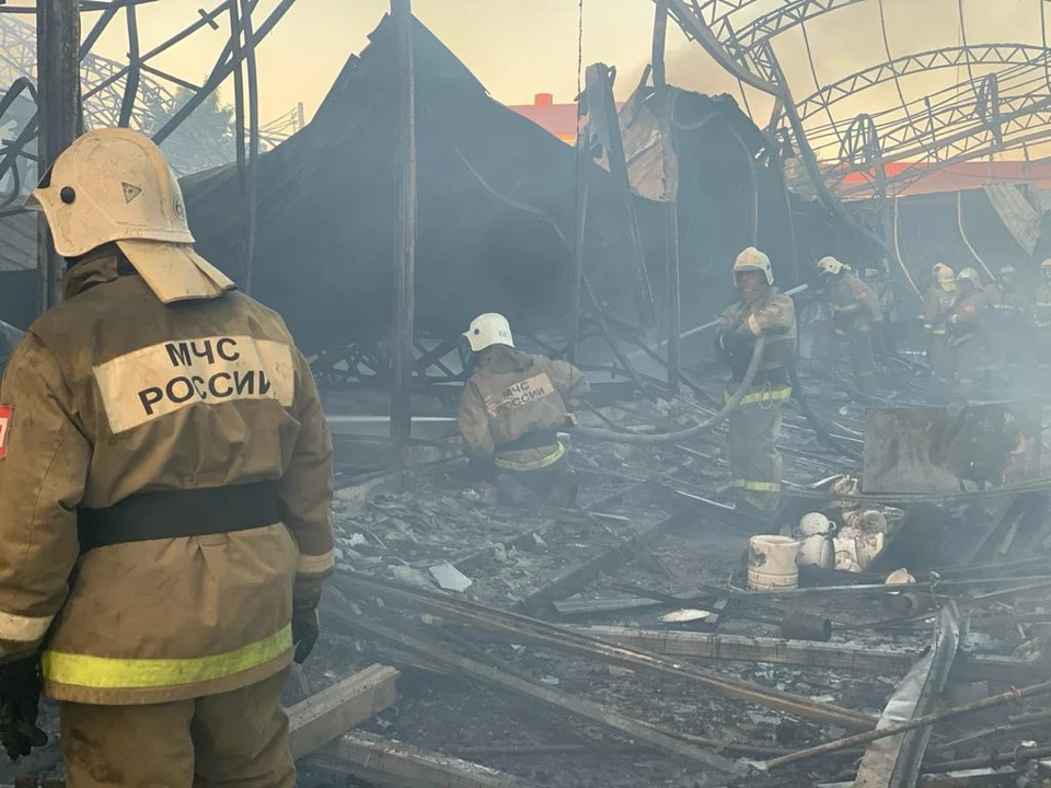 На месте работают десятки спасателей. Огонь уничтожил десятки магазинов. Фото: ГУ МЧС России про РО.