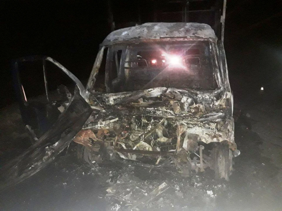 Вот и все, что осталось от машины (Фото: УПРАВЛЕНИЕ МВД РОССИИ ПО ОРЕНБУРГСКОЙ ОБЛАСТИ)